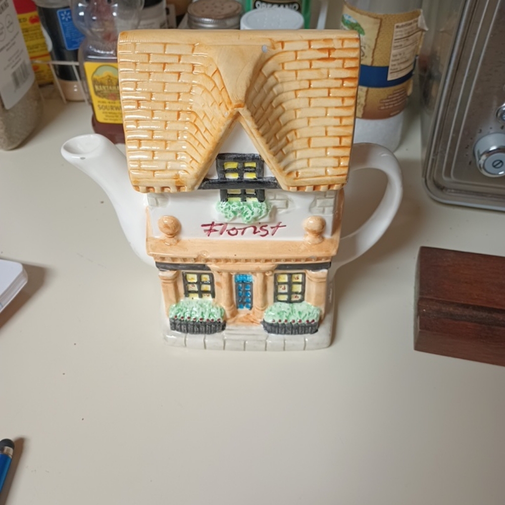 Houston Harvest Christmas Cottage Tea Pot